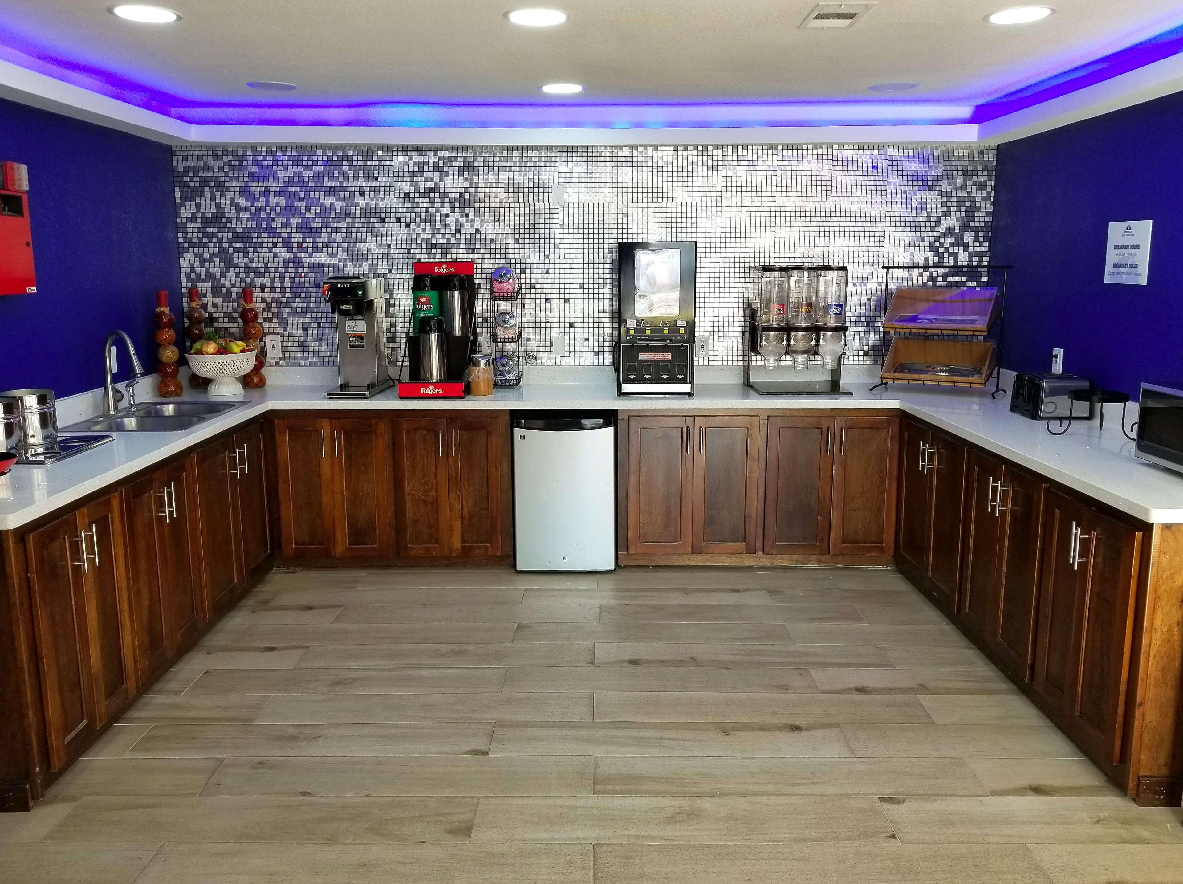 Americas Best Value Inn & Suites Brenham Exterior photo