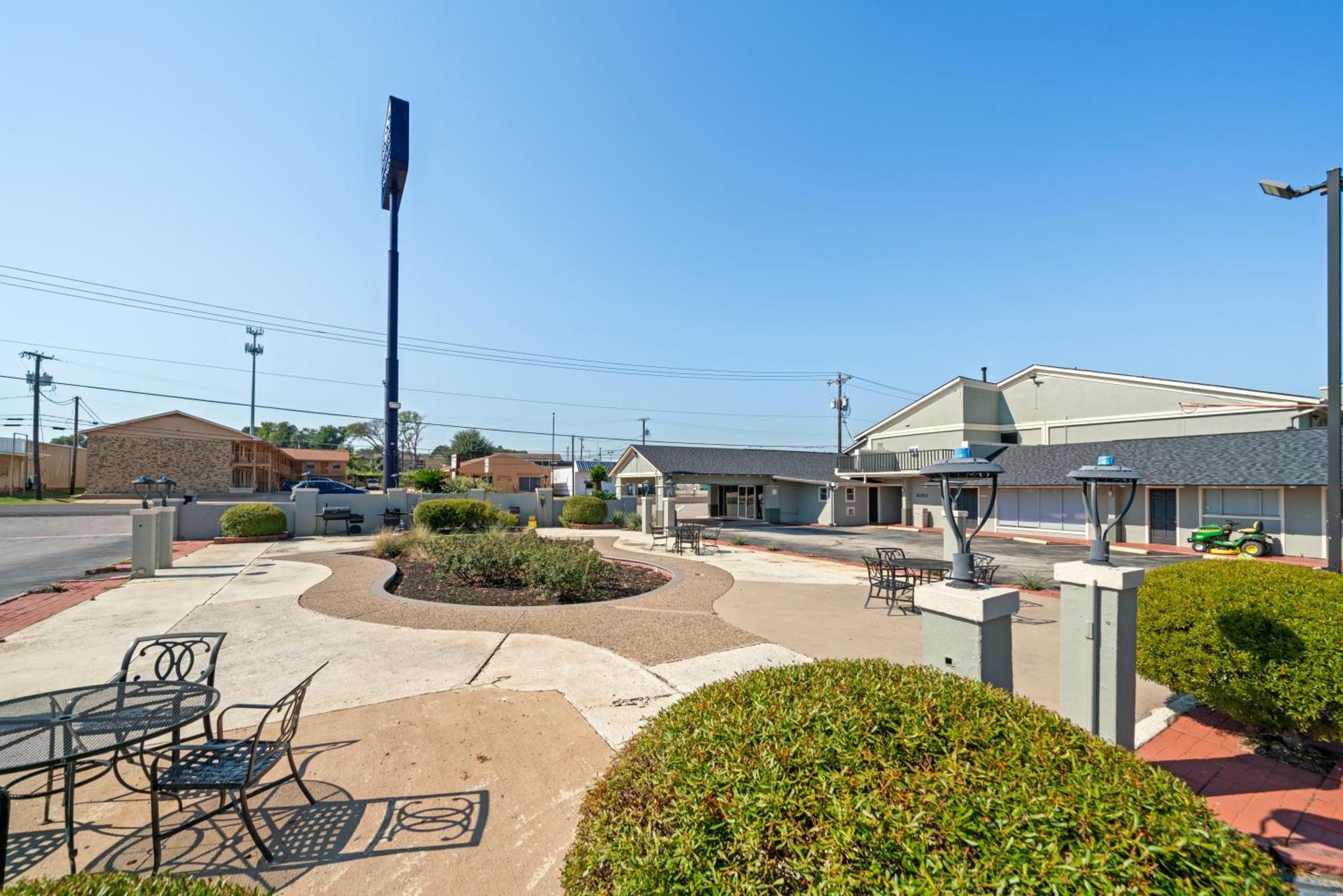 Americas Best Value Inn & Suites Brenham Exterior photo
