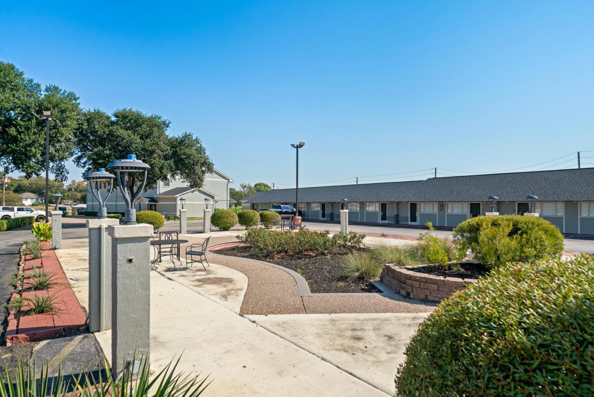 Americas Best Value Inn & Suites Brenham Exterior photo